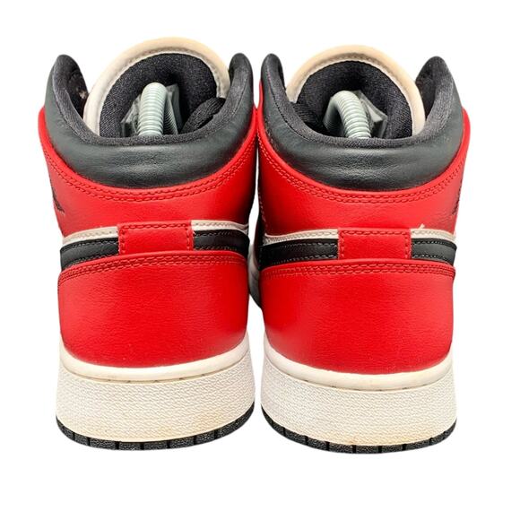 Jordan 1 Mid Chicago Black Toe Basketball Shoes 554725-069 Women’s Sz 8 - Picture 3 of 10
